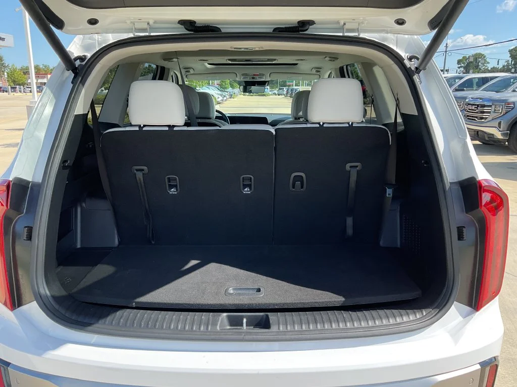 Used 2025 White Kia S image 8