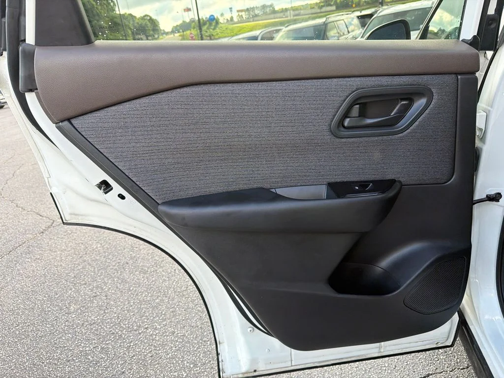 Used 2023 White Nissan S image 21