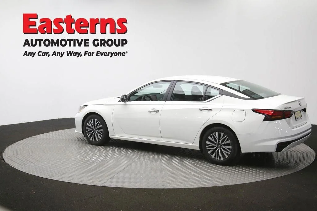 Used 2025 White Nissan 2.5 SV image 66