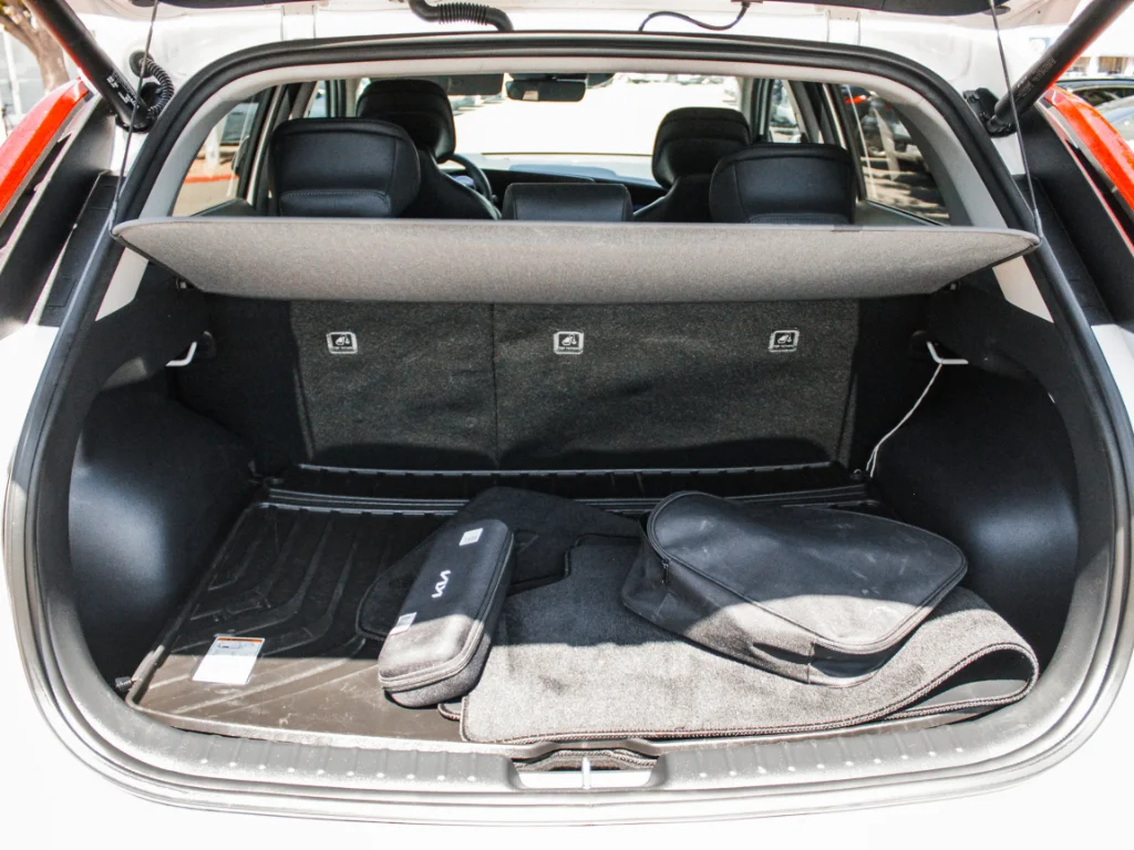 Used 2023 Snow White Pearl Kia Wave image 28