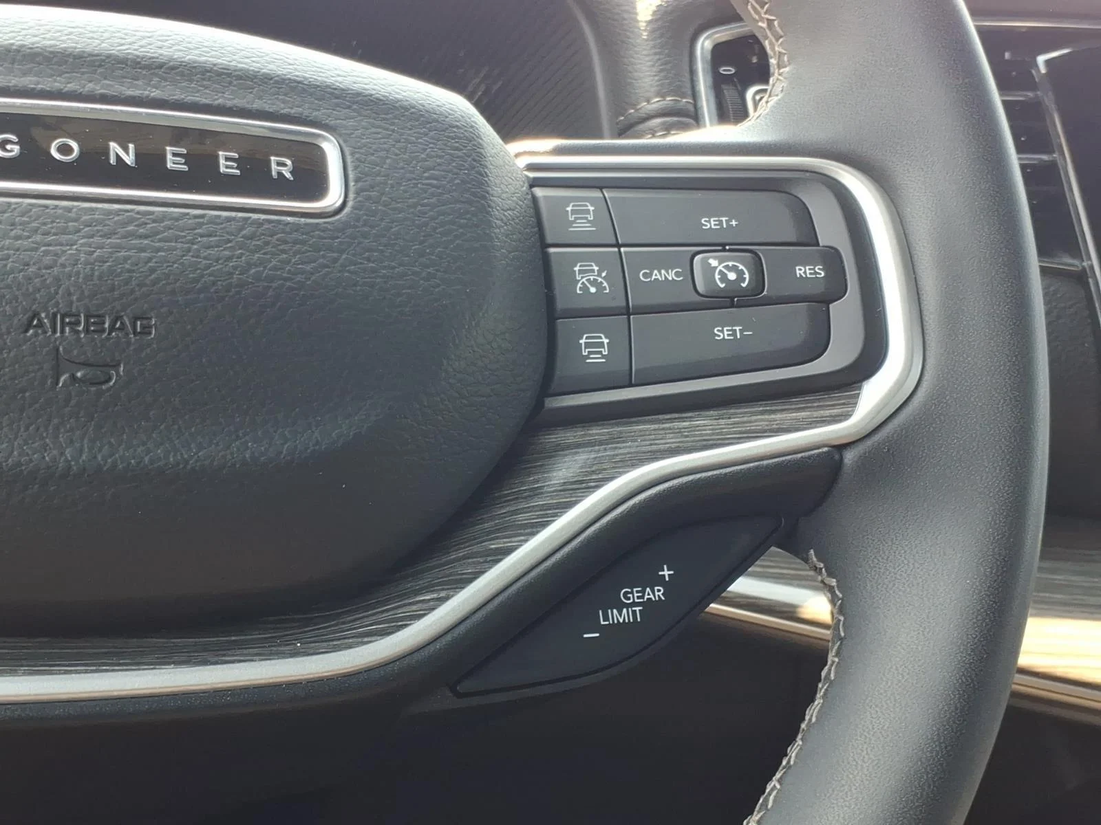 Used 2022 Diamond Black Crystal Pearlcoat Jeep Series III image 30