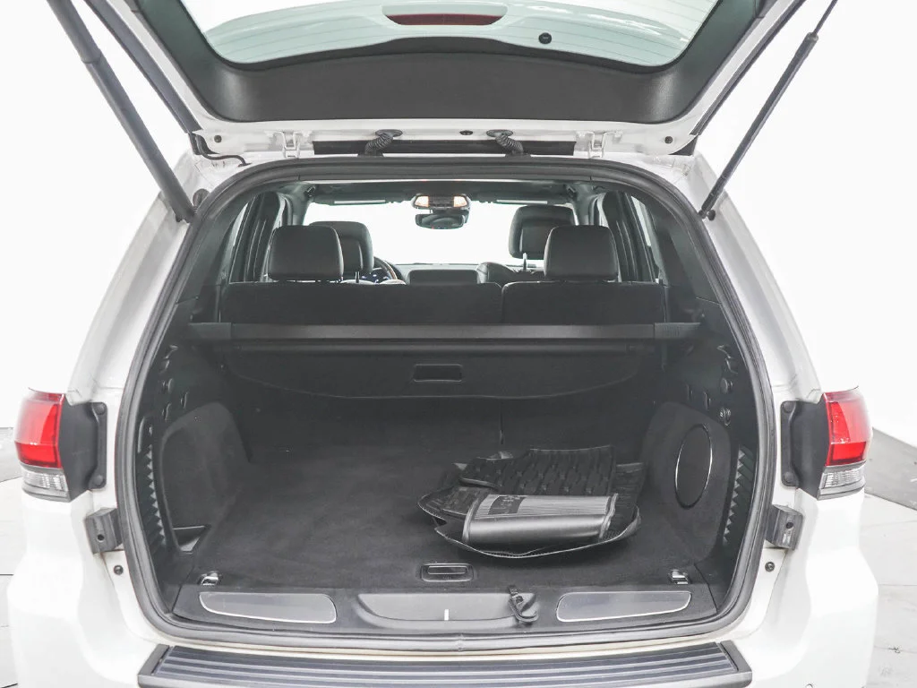 Used 2018 Bright White Clearcoat Jeep Trailhawk image 17