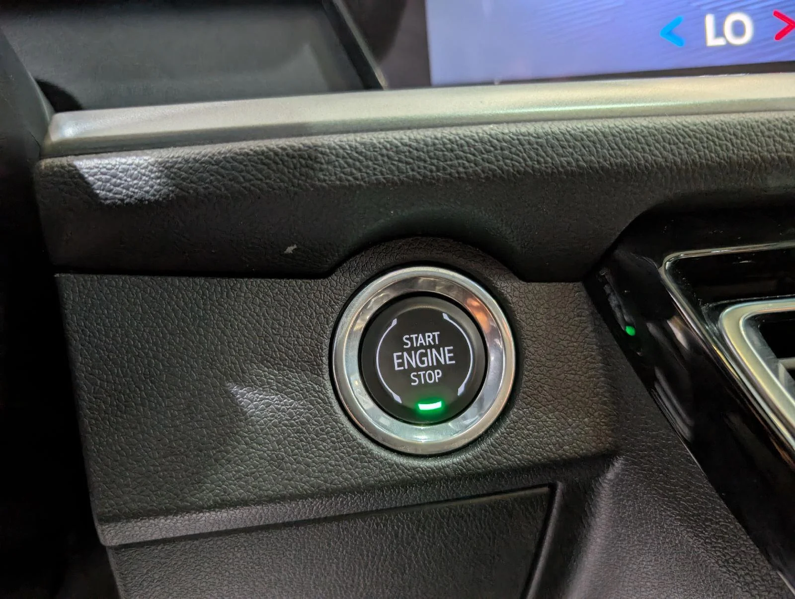 Used 2025 Summit White Chevrolet LT image 23