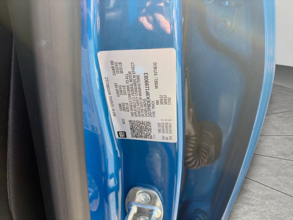 Used 2023 DYNAMIC BLUE METALLIC GMC 4WD AT4 image 27