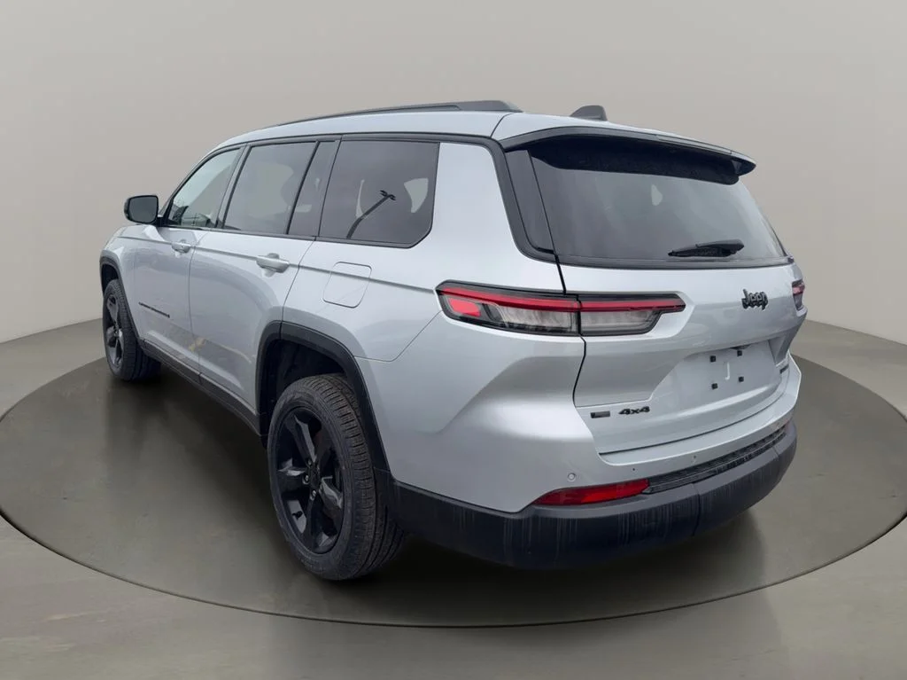 Used 2023 Silver Jeep Limited image 3