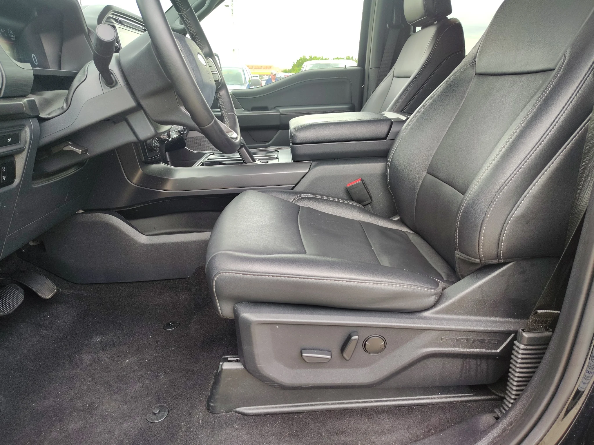 Used 2024 Agate Black Metallic Ford XLT image 10