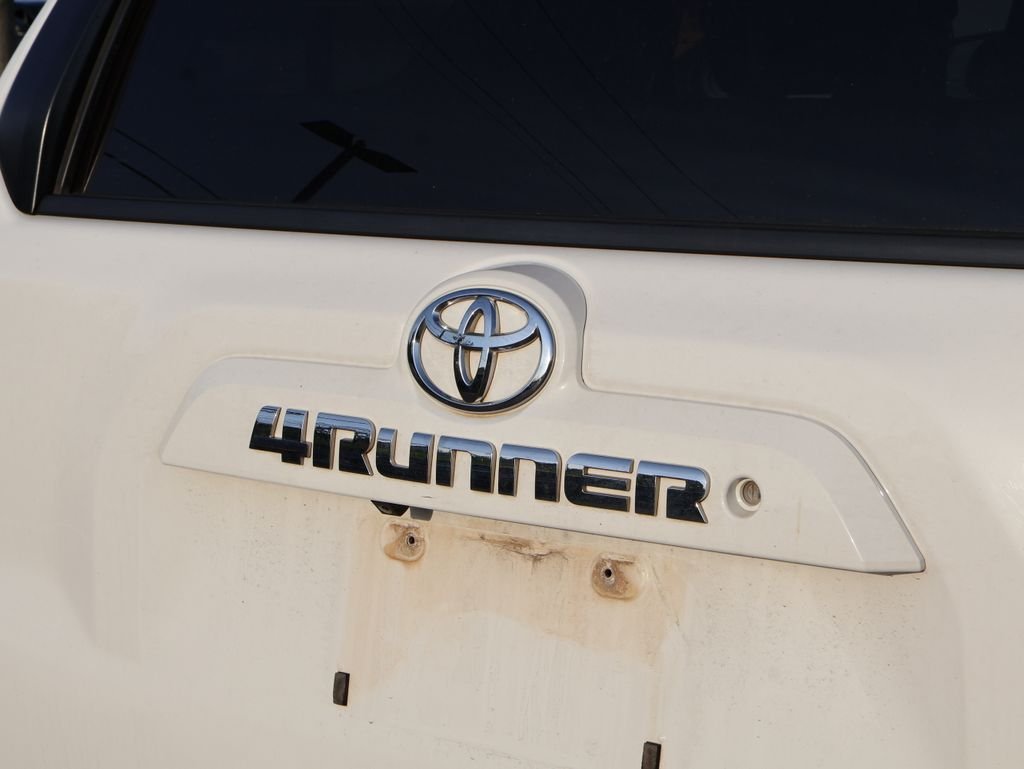 Used 2018 White Toyota SR5 Premium image 8