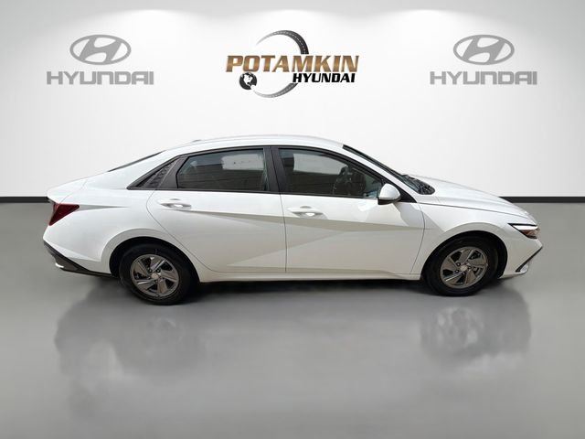 Used 2025 White Hyundai SE image 4