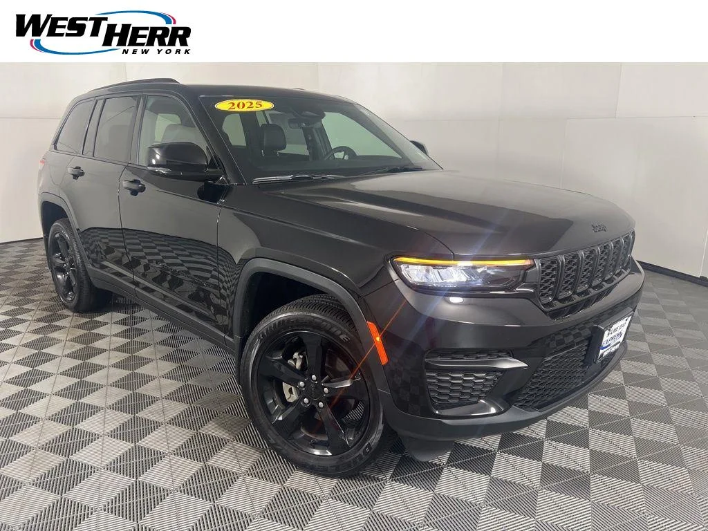Used 2025 Diamond Black Crystal Pearlcoa Jeep Altitude X image 1