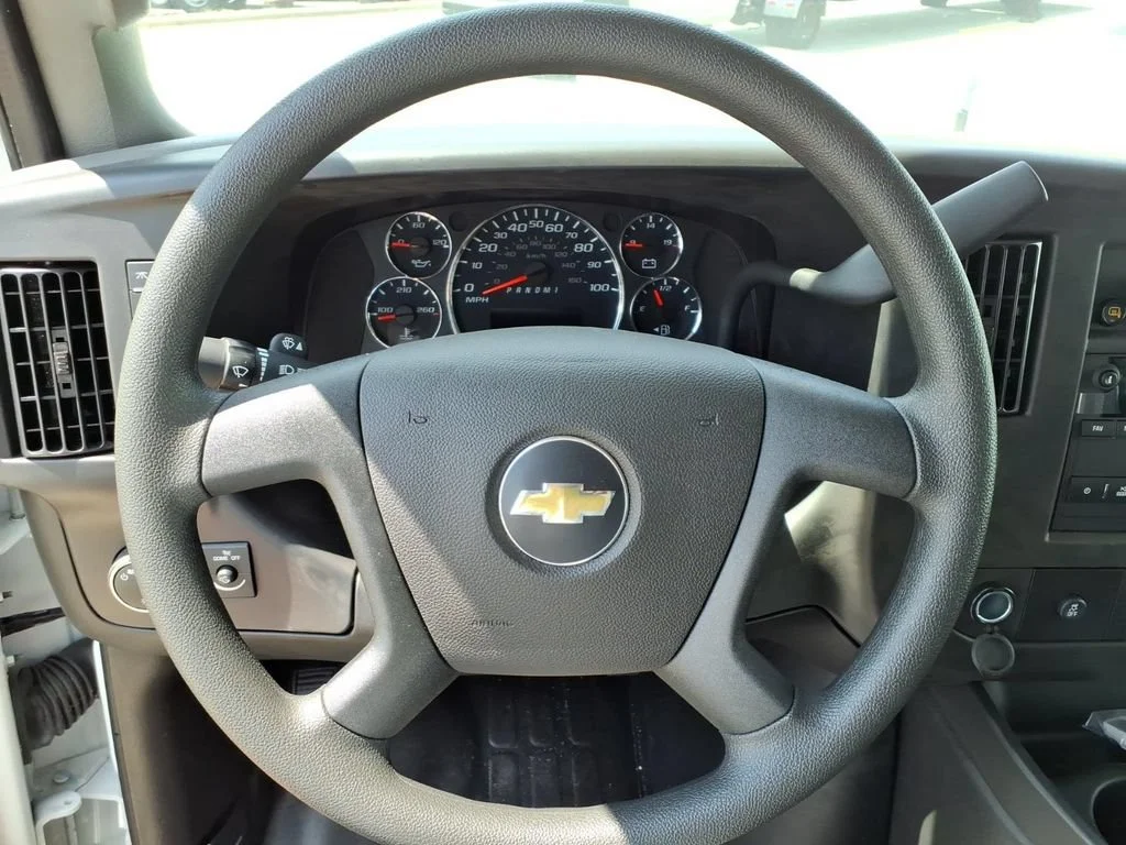 New 2025 Summit White Chevrolet WT image 15