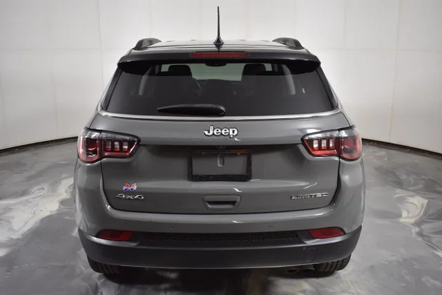 Used 2022 Gray Jeep Limited image 9