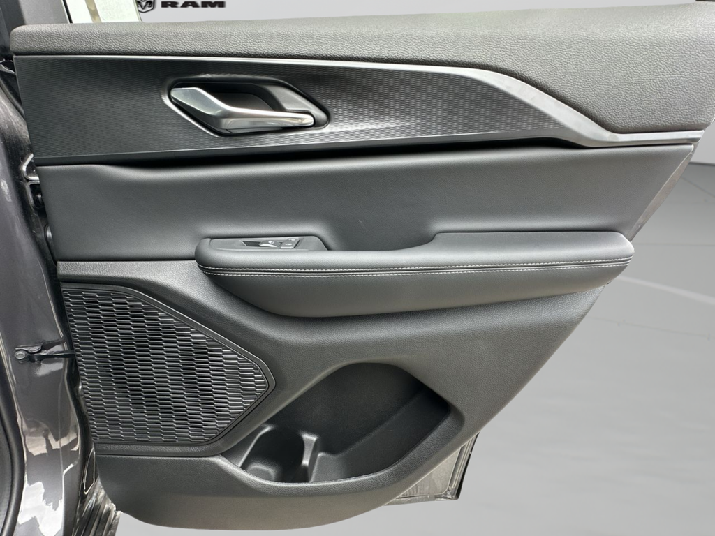 New 2025 Baltic Gray Metallic Clear-Coat Exterior Paint Jeep Altitude X image 27