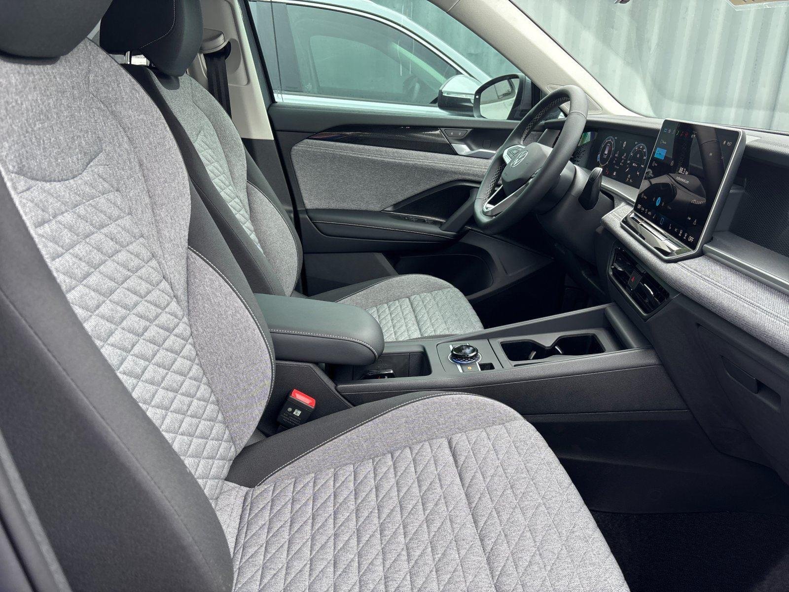 New 2026 Platinum Gray Metallic Volkswagen S image 39