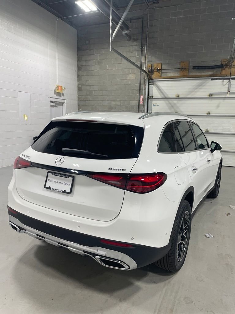New 2027 White Mercedes-Benz GLC 300 image 5