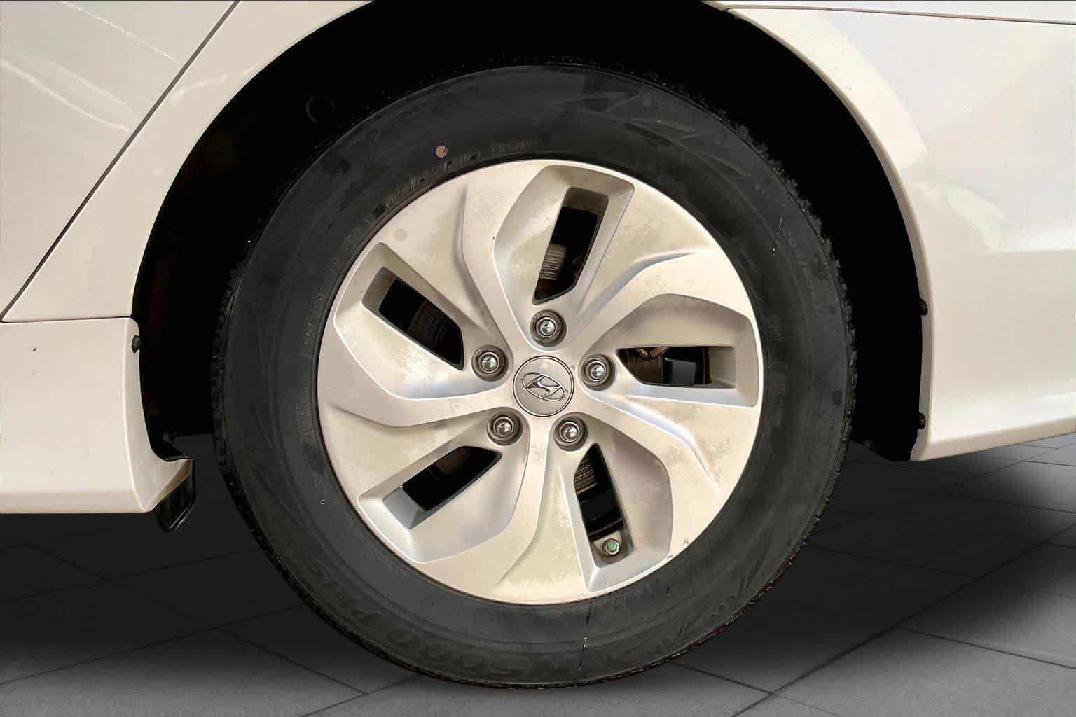 Used 2013 Porcelain White Pearl Hyundai  image 12