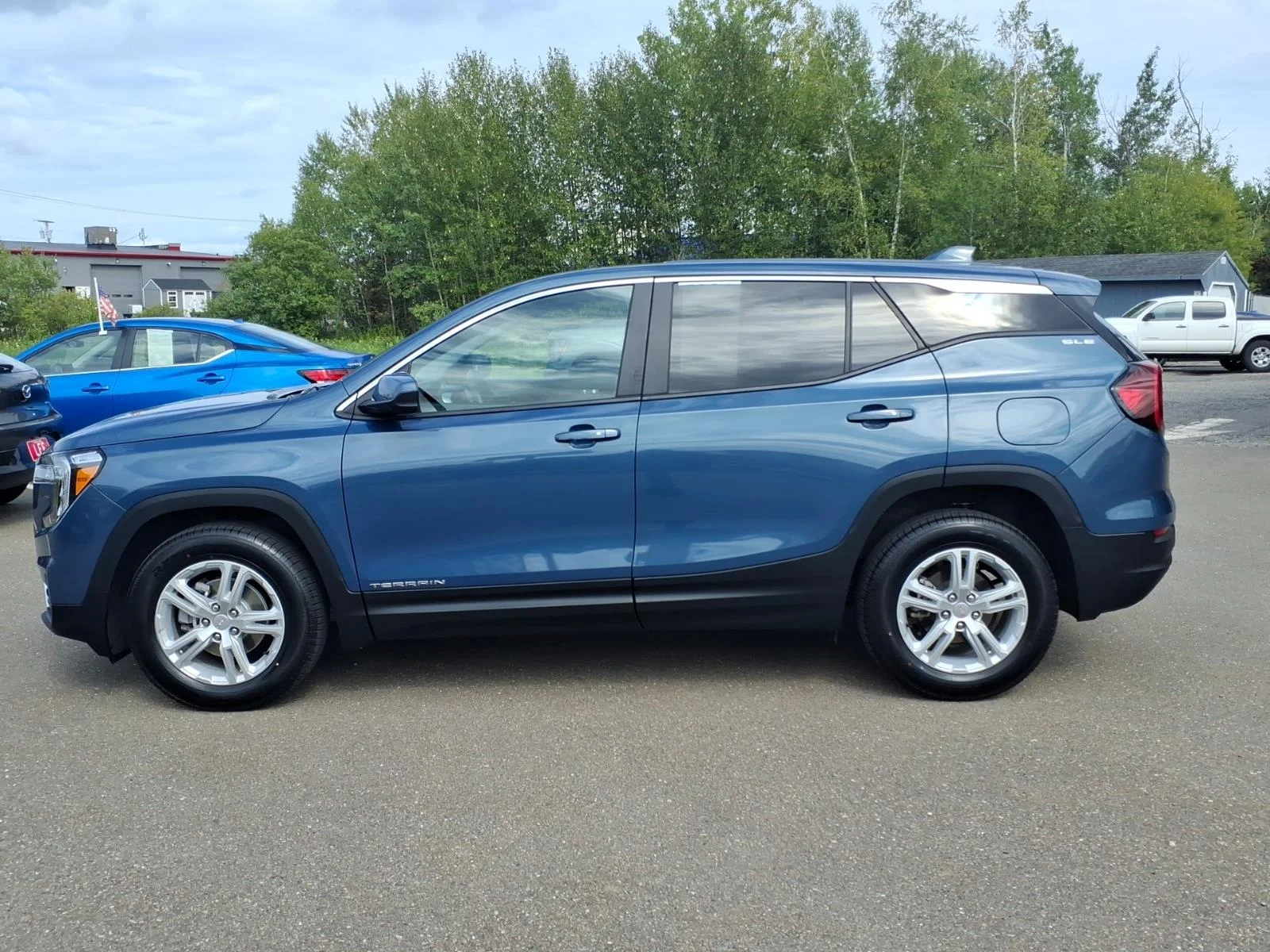 Used 2024 Downpour Metallic GMC SLE image 7