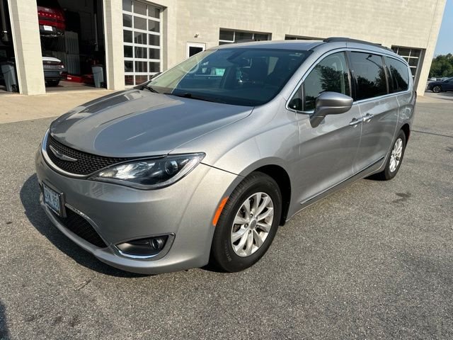 Used 2017 Silver Chrysler Touring L image 3