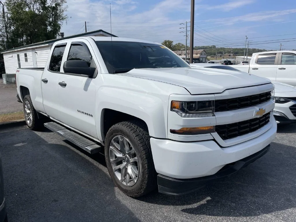 Used 2017 SUMMIT WHITE Chevrolet Custom image 4