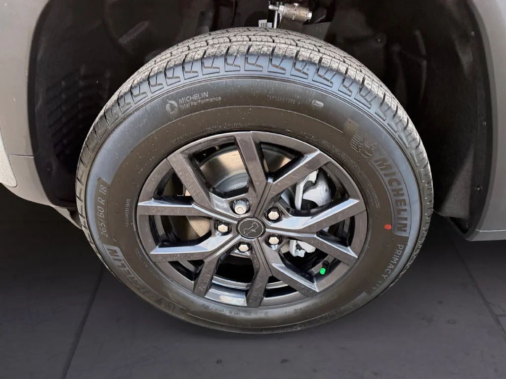 New 2027 Gray Jeep Laredo Altitude image 9