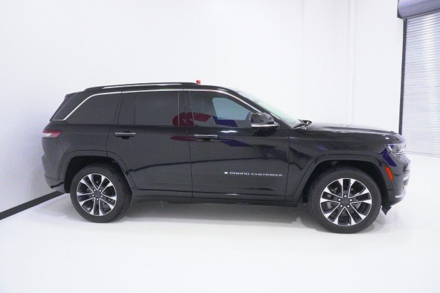 Used 2023 Diamond Black Crystal Pearlcoat Jeep Overland image 4