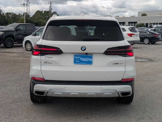 Used 2026 White BMW sDrive40i image 4