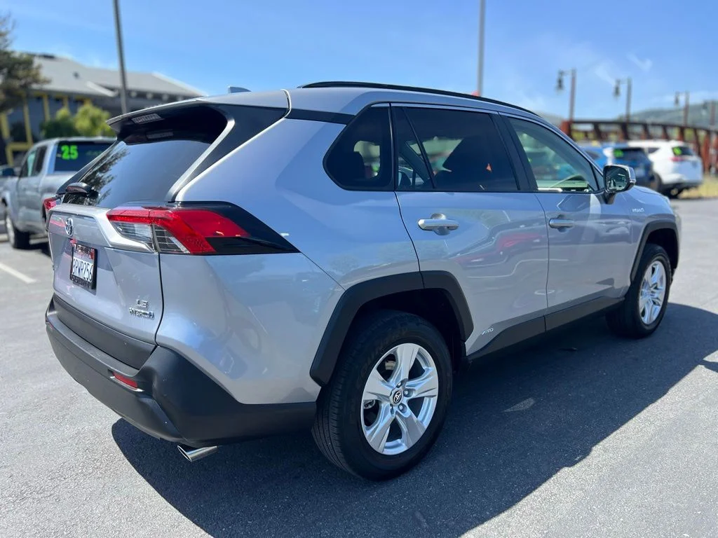 Used 2020 Silver Toyota LE image 3