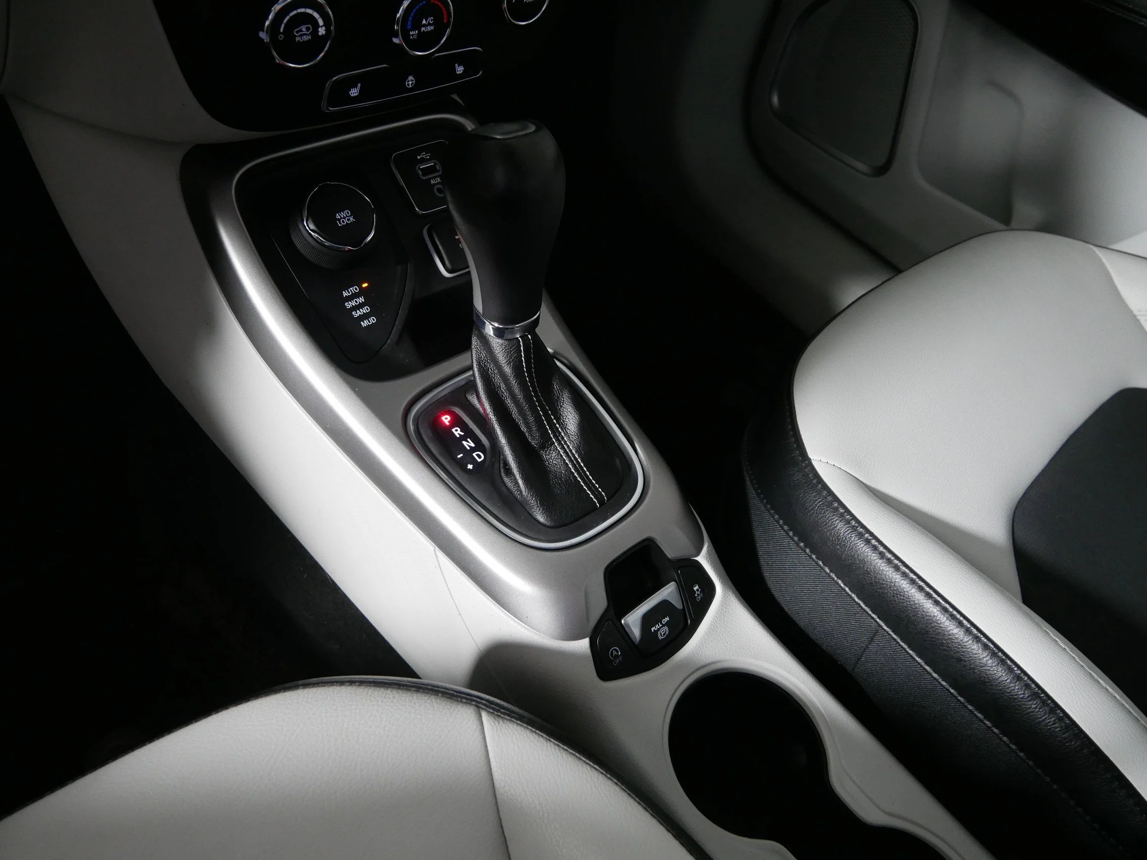 Used 2017 Diamond Black Crystal Pearlcoat Jeep Latitude image 24
