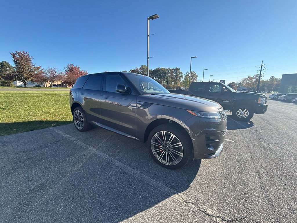 Certified Used 2025  Land Rover Dynamic SE image 8