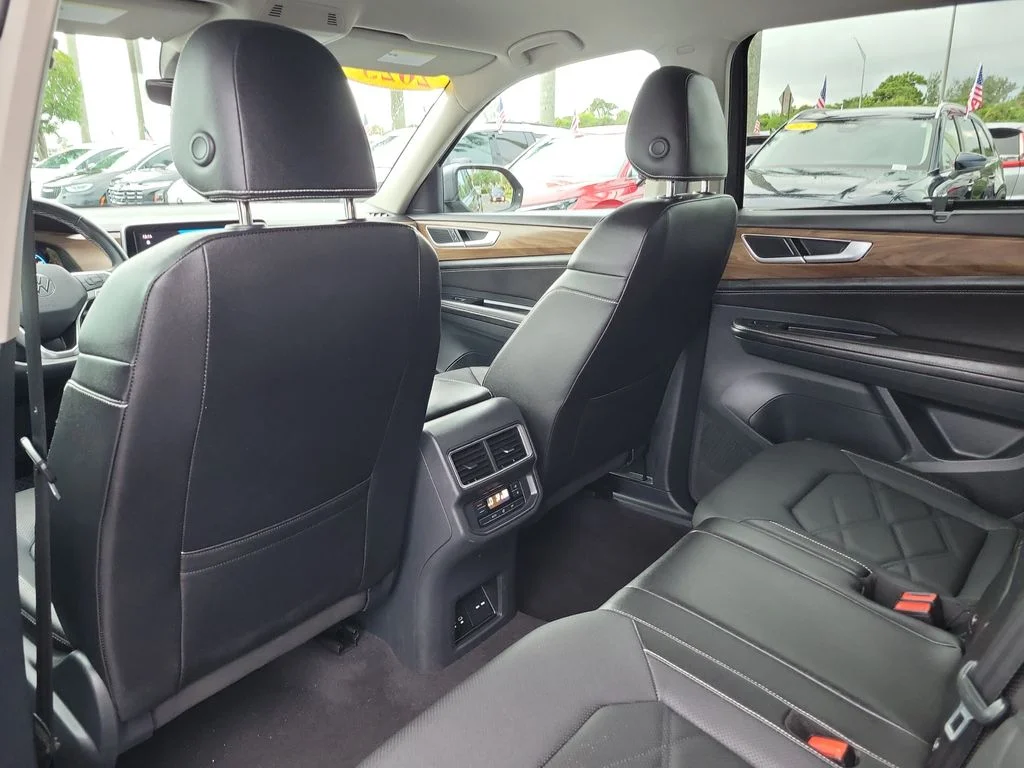 Used 2025 Gray Volkswagen 2.0T SE w/Technology image 11