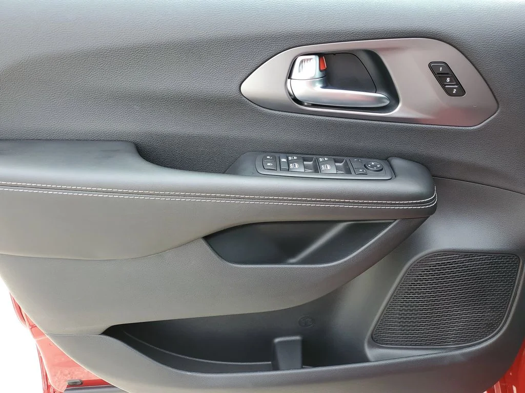 2026 Chrysler Pacifica Select - Photo 26