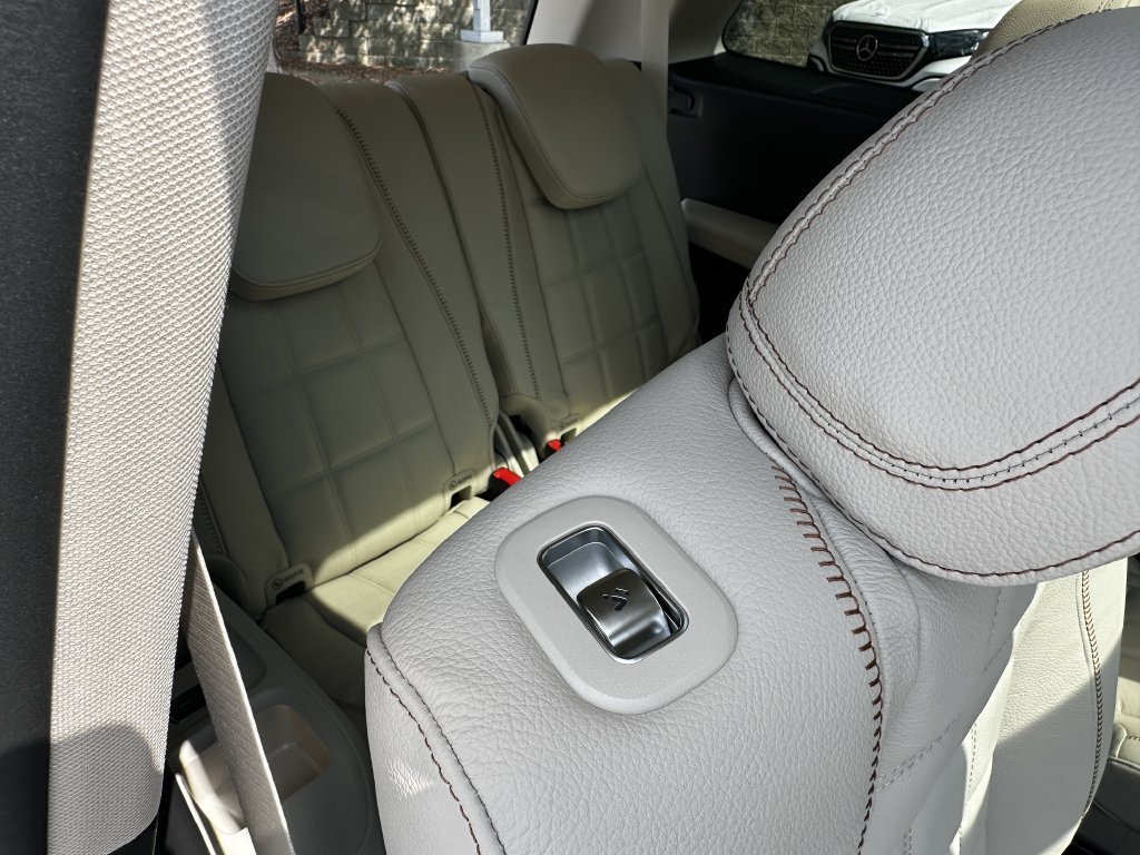 New 2027 MANUFAKTUR Moonlight White Metallic Mercedes-Benz GLS 450 image 57