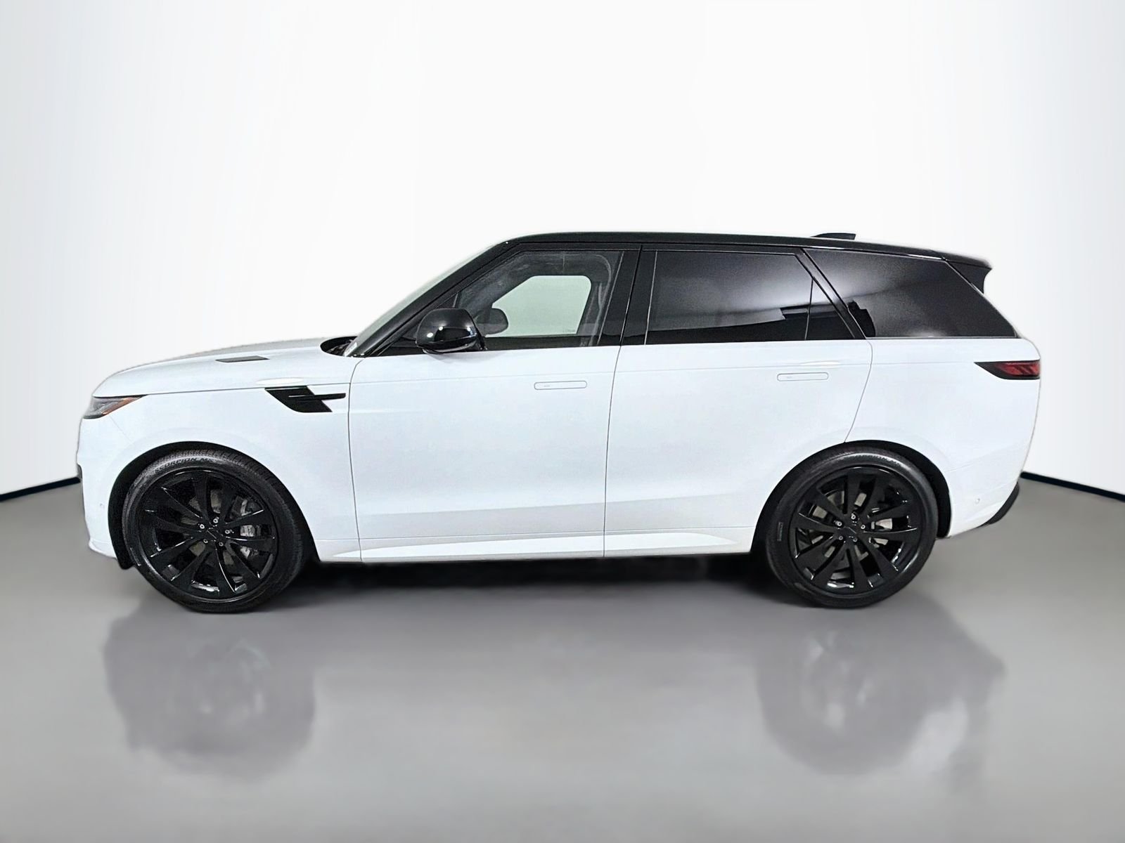 New 2026 Fuji White Land Rover Dynamic SE image 2