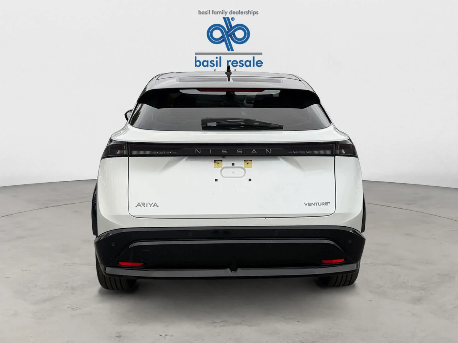 Used 2023 Everest White Pearl Tricoat/Black Diamond Pearl Nissan VENTURE+ image 6
