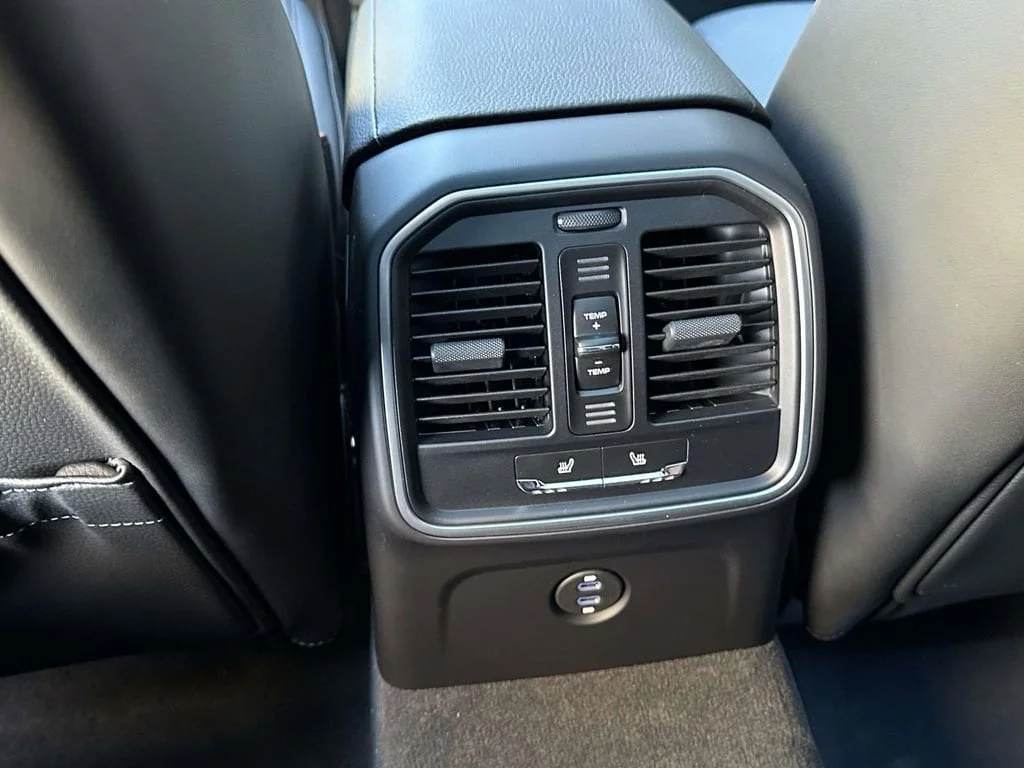 2026 Porsche Macan - Photo 12