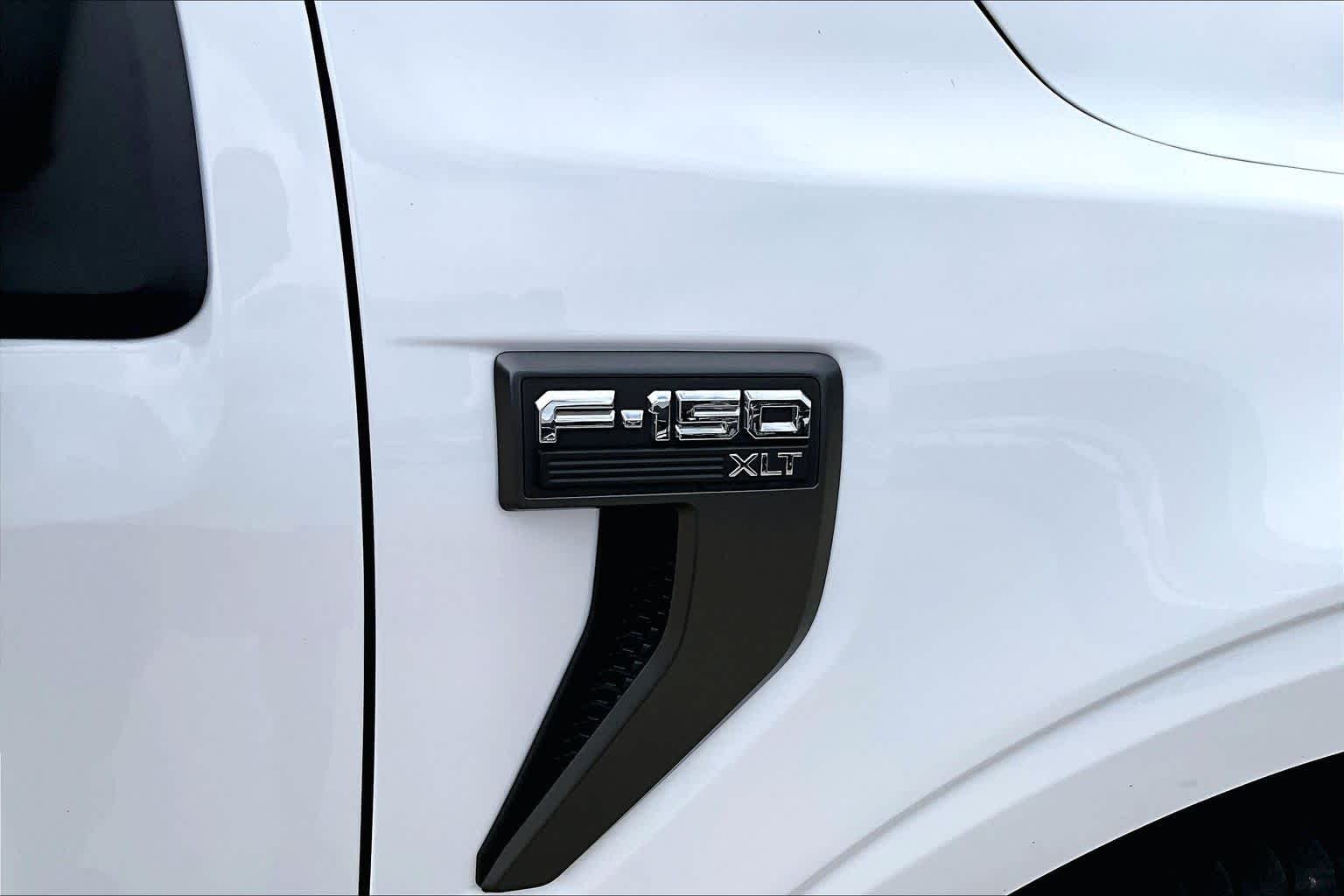 Used 2023 Oxford White Ford XLT image 28