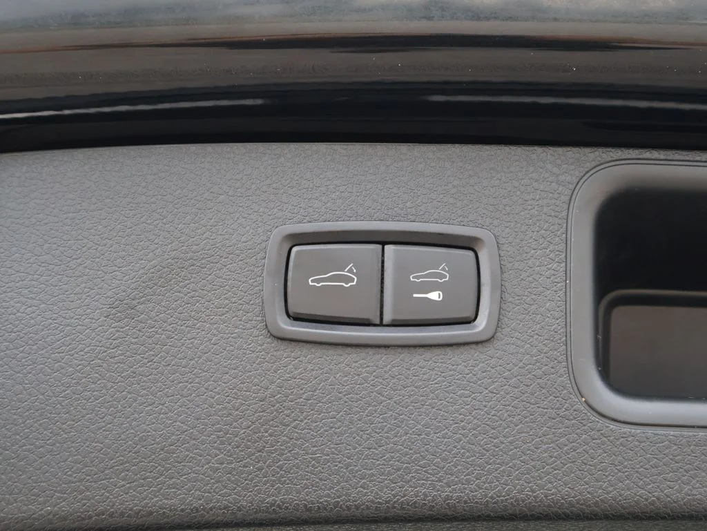 Used 2018  Porsche Base image 17