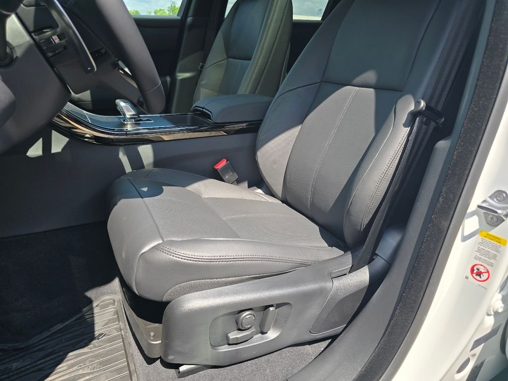 New 2026 Fuji White Land Rover Dynamic se image 39
