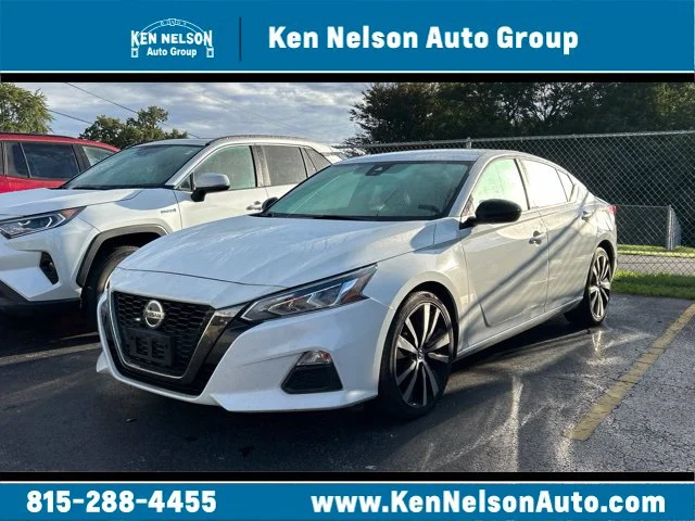Used 2020 White Nissan 2.5 SR image 1