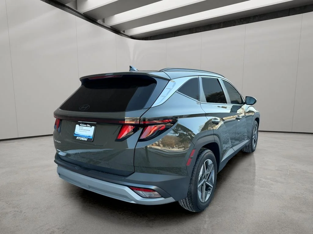 Used 2025 Rockwood Green Hyundai SEL image 5