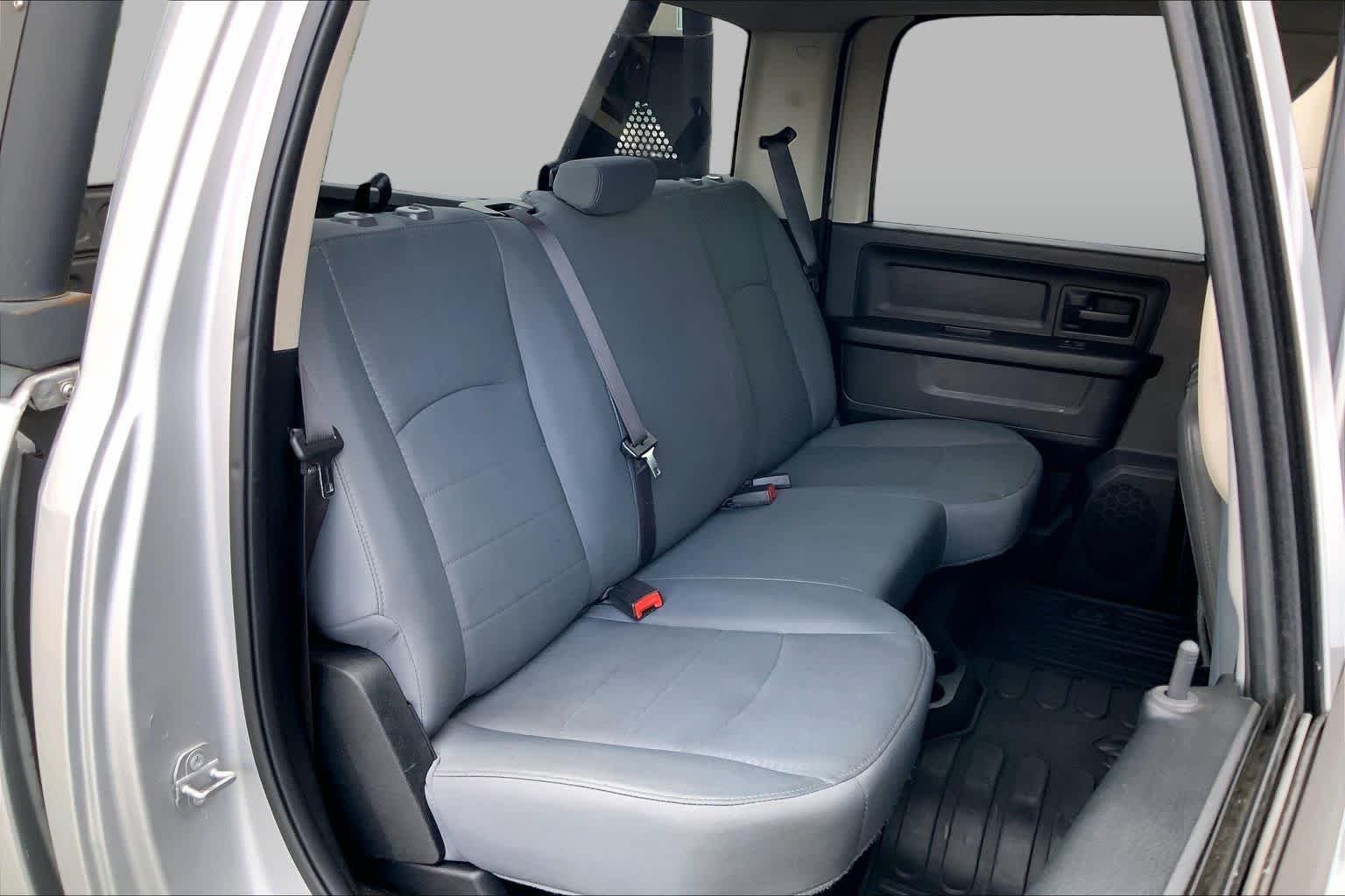 Used 2017 Bright Silver Clearcoat Metallic Ram Express image 17
