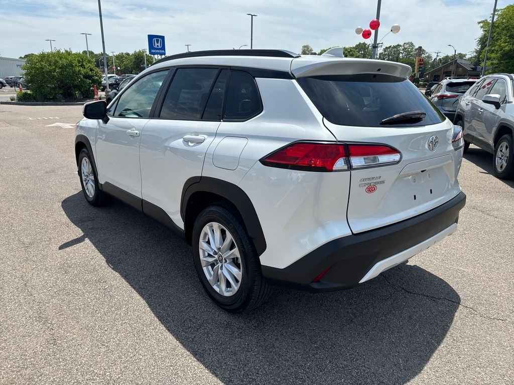Used 2023 Off-white Toyota LE image 5