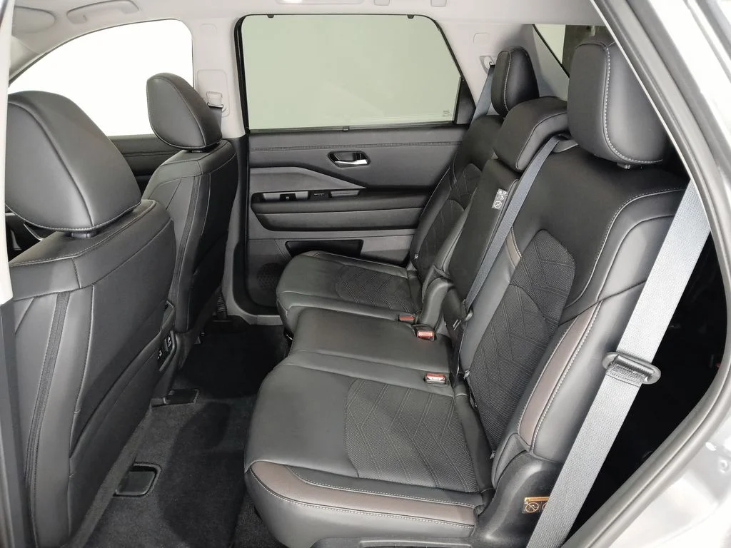 Used 2025 Gray Nissan Platinum image 12