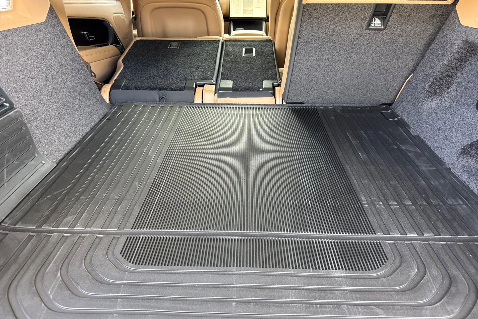 New 2026 Carpathian Grey Land Rover SE image 17