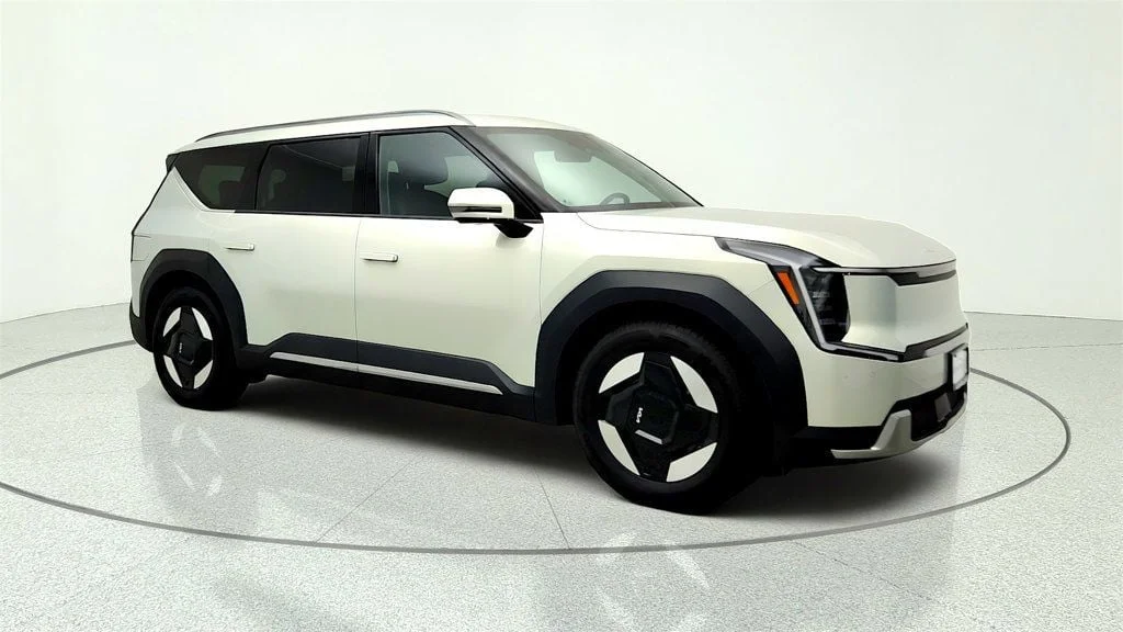 Used 2024 Ivory Silver Kia Wind AWD image 3