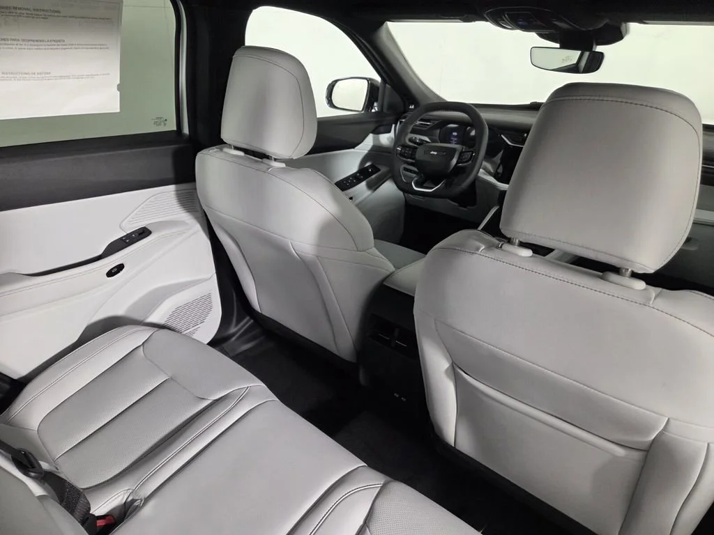 New 2026 Bright White Clear-Coat Exterior Paint Jeep Limited image 20