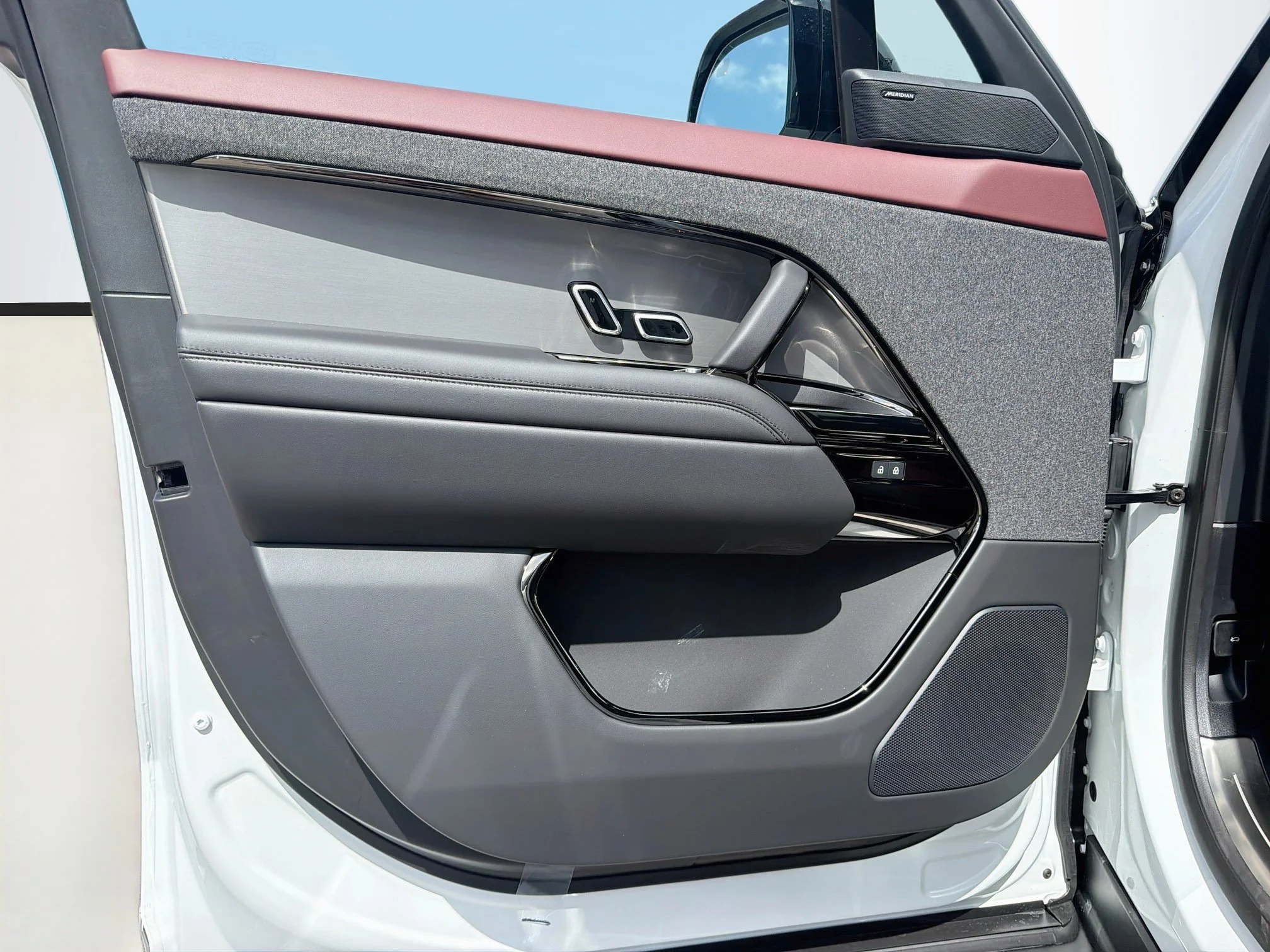 New 2026 Fuji White Land Rover Dynamic SE image 23