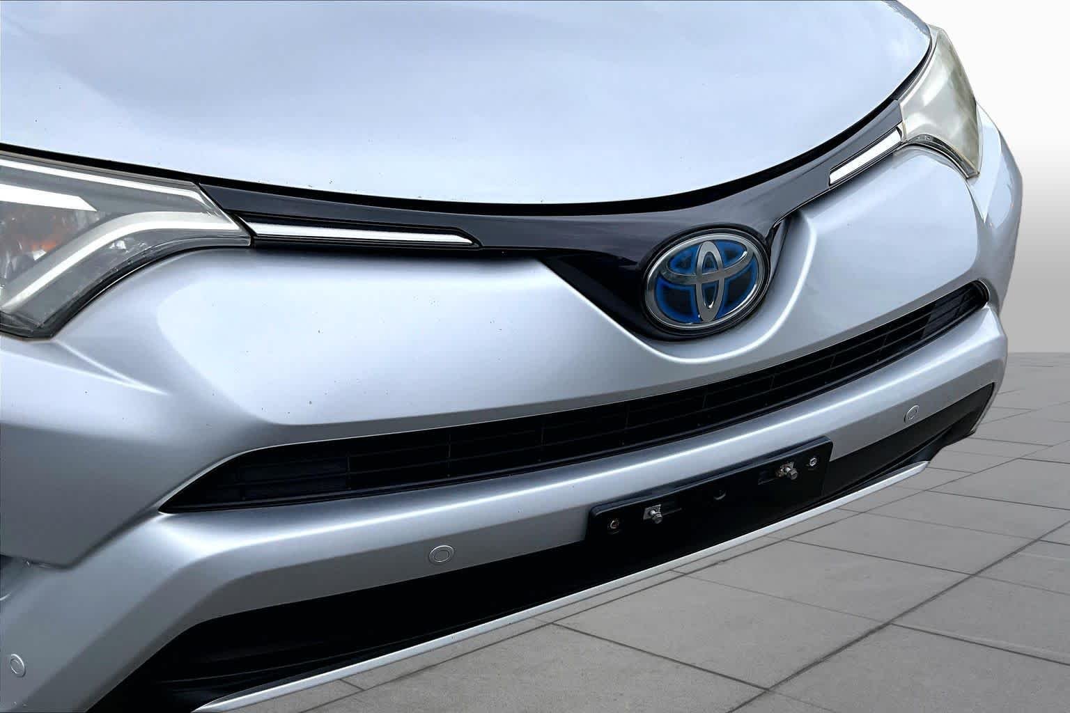 Used 2016 Classic Silver Metallic Toyota Limited image 29