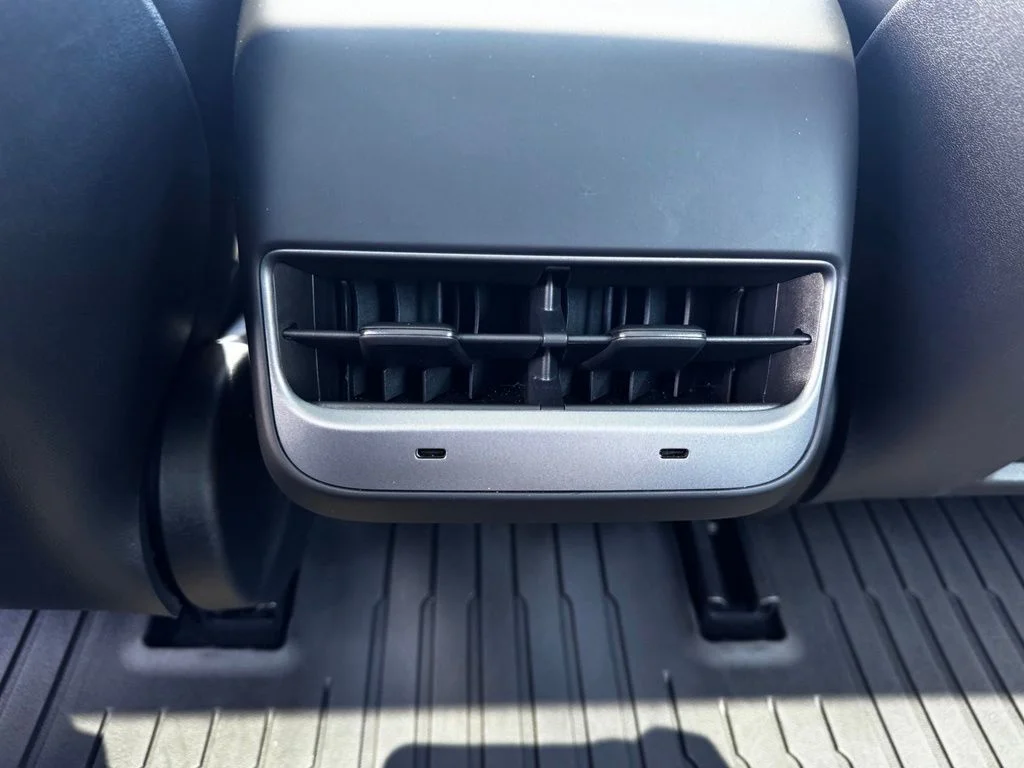 Used 2023  Tesla Base image 26