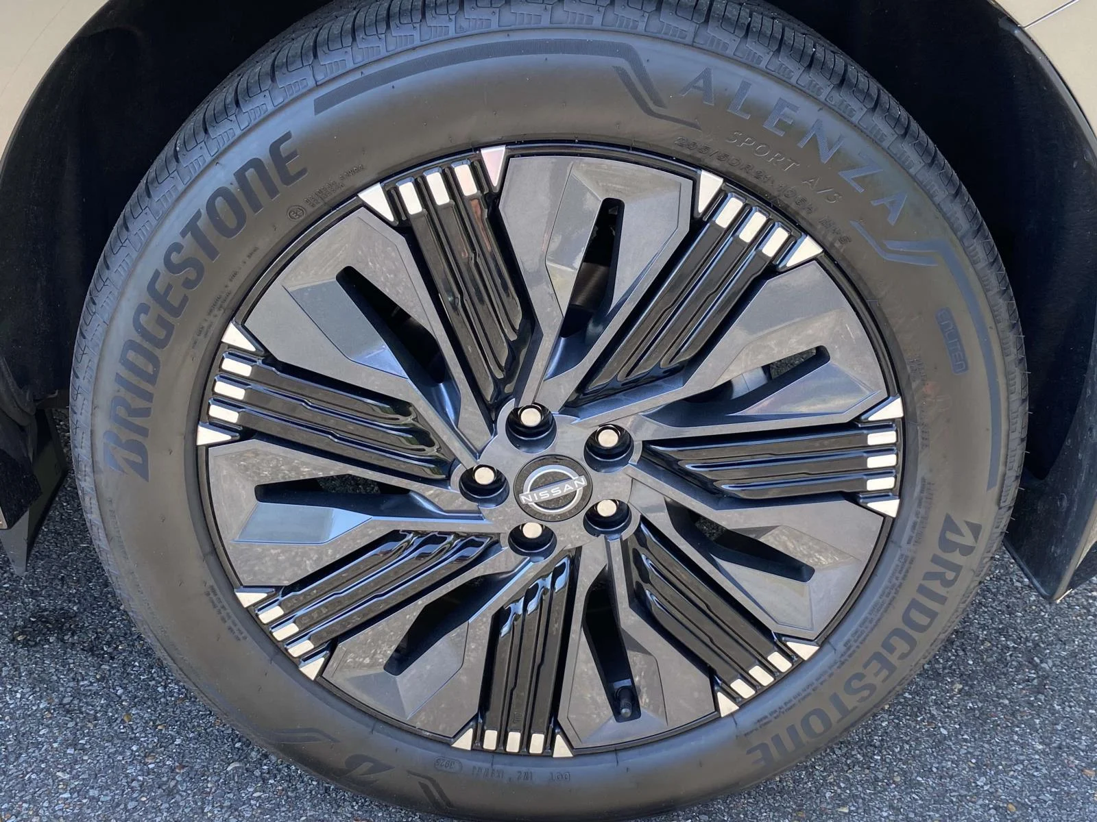 Used 2026 Champagne Silver Metallic Nissan Platinum image 9