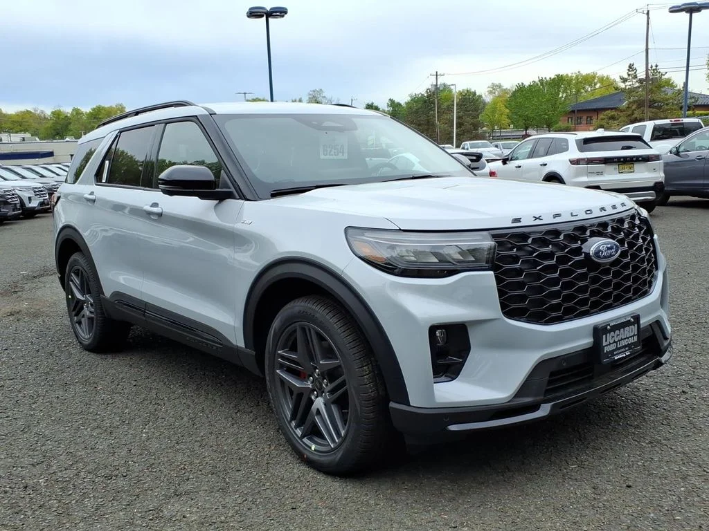 New 2026 Space White Metallic Ford ST-Line image 1